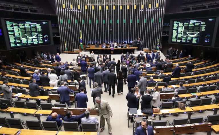 Deputados aprovaram o projeto na sessão do Plenário