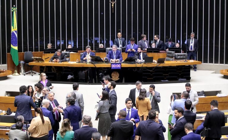 Discussão e votação de propostas legislativas.