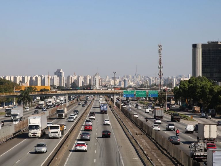 Transporte - carros - Trânsito de veículos na Rodovia Presidente Dutra.