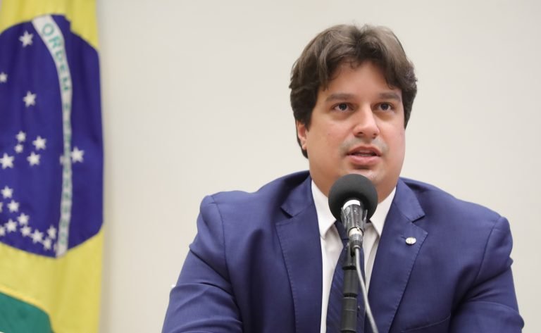 Deputado Lucas Ramos (PSB-PE) fala em comissão na Câmara dos Deputados