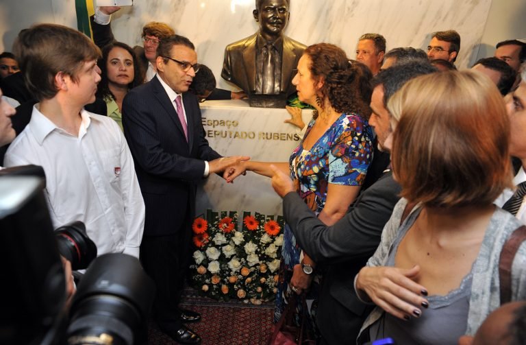 Ao centro, presidente da Câmara, dep. Henrique Eduardo Alves (PMDB-RN) participa de cerimonia de aposição do busto em homenagem ao ex-deputado federal Rubens Paiva