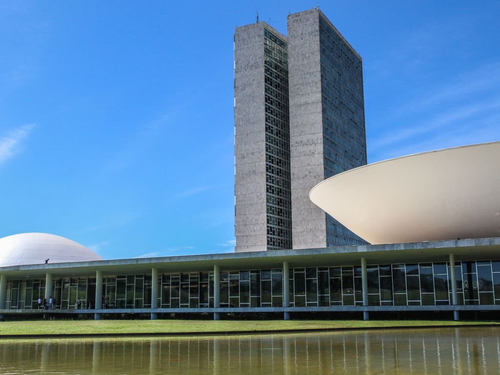 Prédio do Congresso Nacional num dia de sol