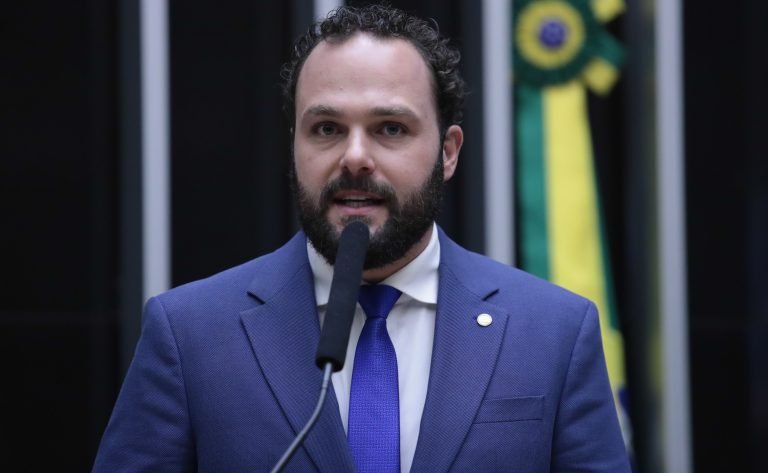 Deputado Ulisses Guimarães fala ao microfone