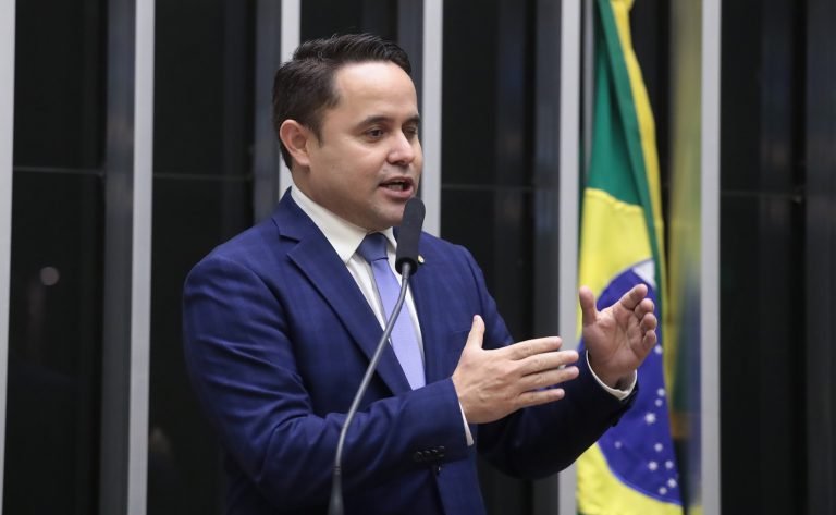 Deputado Gabriel Mota fala ao microfone