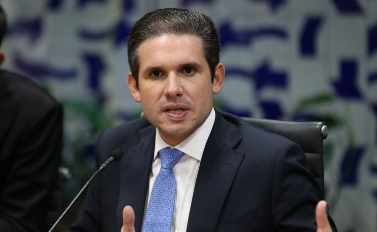 Deputado Hugo Motta fala ao microfone