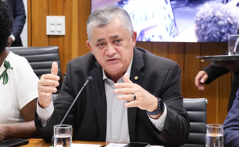 O líder do governo na Câmara, deputado José Guimarães (PT-CE) fala em reunião de líderes