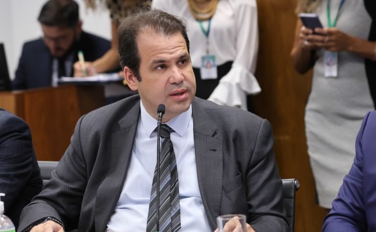 Deputado Aureo Ribeiro fala ao microfone