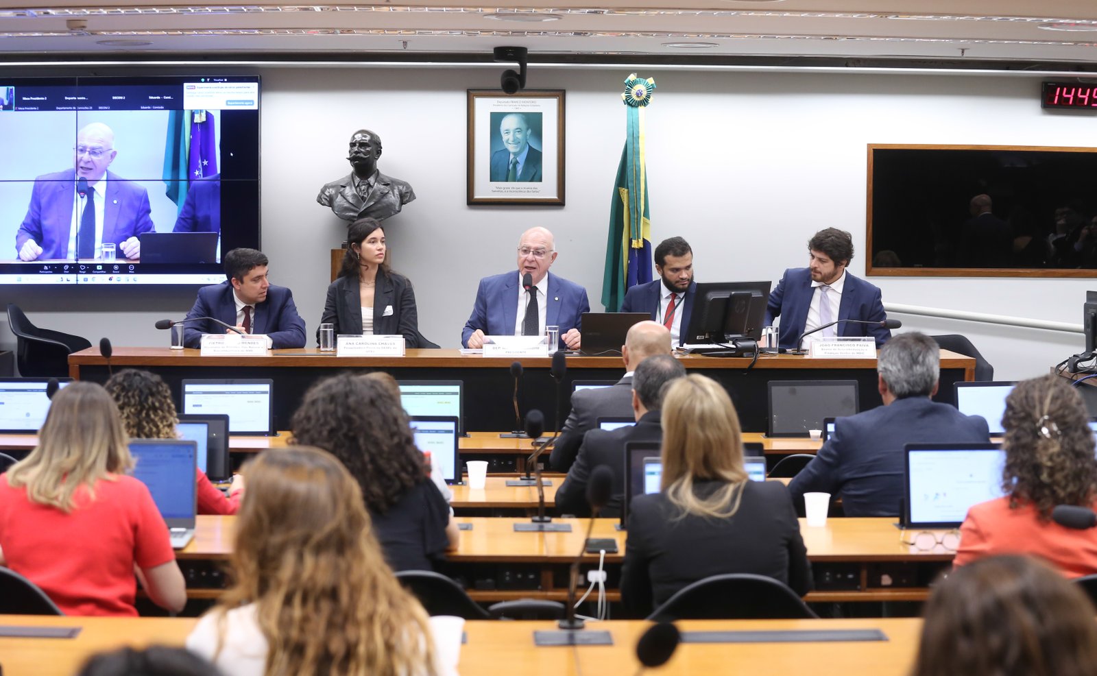 Seminário - Acompanhamento da regulamentação e implementação de marcos legais para a transição energética. Secretário de Petróleo, Gás Natural e Biocombustíveis do Ministério de Minas e Energia - Ministério de Minas e Energia, Pietro Adamo Mendes. Pesquisadora Plena no Grupo de Estudos do Setor Elétrico (GESEL) da Universidade Federal do Rio de Janeiro - Universidade Federal do Rio de Janeiro, Ana Carolina Chaves. Dep. Arnaldo Jardim (CIDADANIA-SP). Diretor do Departamento de Descarbonização e Finanças Verdes - Ministério do Desenvolvimento, Indústria, Comércio e Serviços, joão Francisco Paiva. Comissão Especial para estudo, avaliação e acompanhamento das iniciativas e medidas adotadas para Transição Energética - Fontes renováveis e produção de Hidrogênio Verde no Brasil