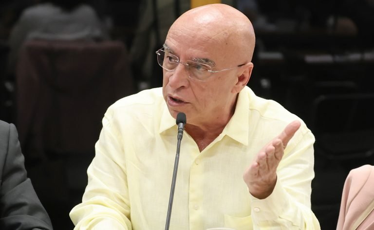 Deputado Mário Heringer fala ao microfone