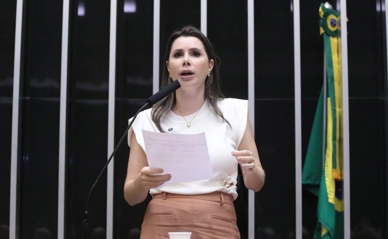 Deputada Caroline de Toni fala ao microfone