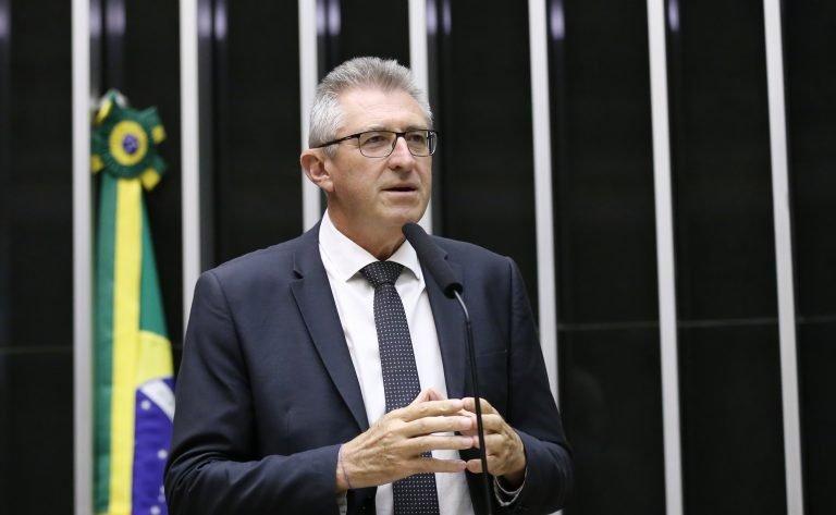 Deputado Heitor Schuch fala ao microfone