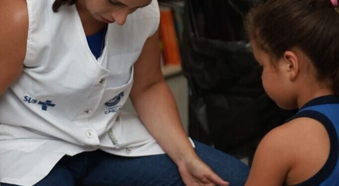 Programa Saúde na Escola: atualização do calendário vacinal movimenta comunidade escolar Programa Saúde na Escola: atualização do calendário vacinal movimenta comunidade escolar