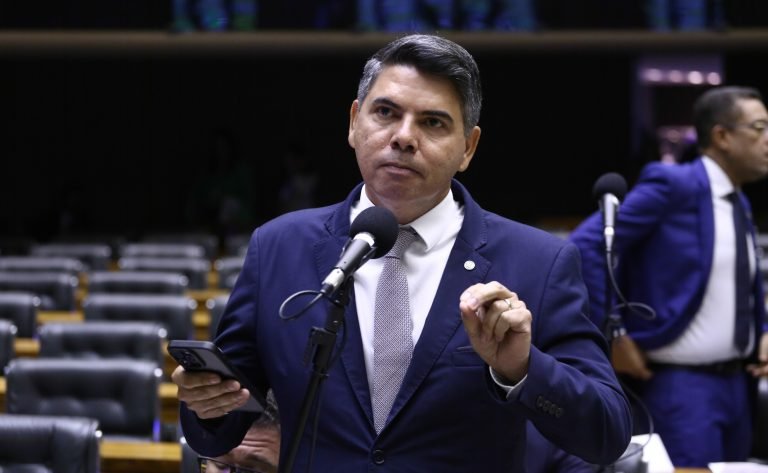 Deputado Messias Donato fala ao microfone