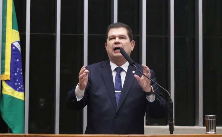 Deputado Mauro Benevides Filho fala ao microfone