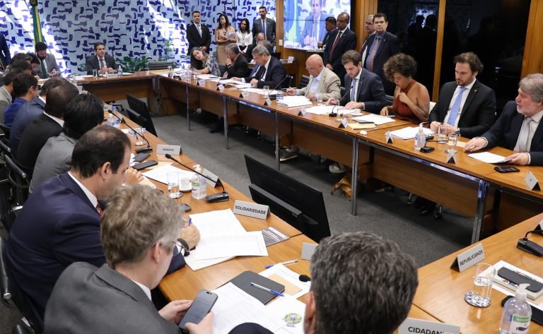 Deputados reunidos numa sala