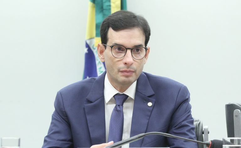 Deputado Leo Prates em reunião de comissão