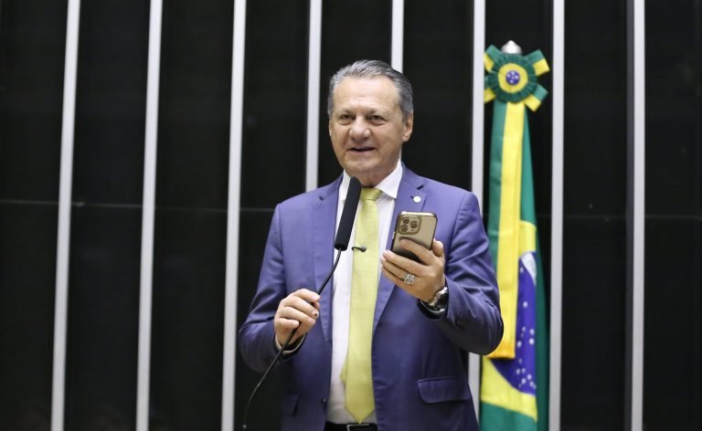 Deputado Giovani Cherini fala ao microfone