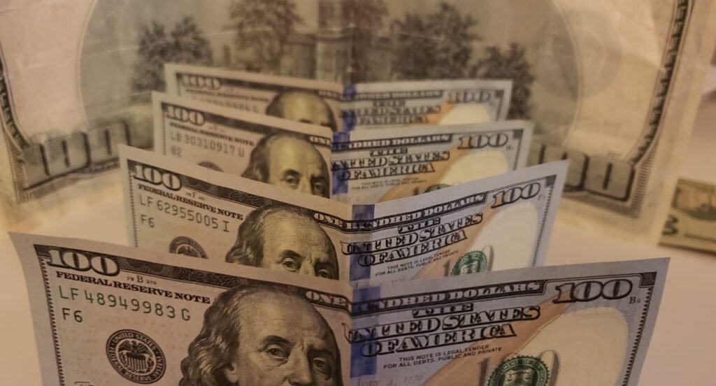Dólar cai para R$ 5,66 após Copom e acordo entre EUA e Reino Unido