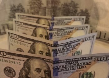 Dólar cai para R$ 5,66 após Copom e acordo entre EUA e Reino Unido