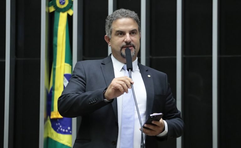 Deputado Ricardo Maia discursa no plenário