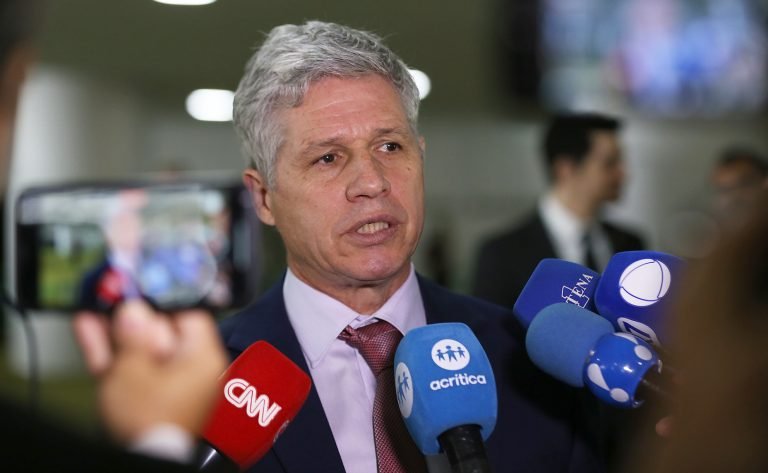 Deputado Paulo Teixeira concede entrevista