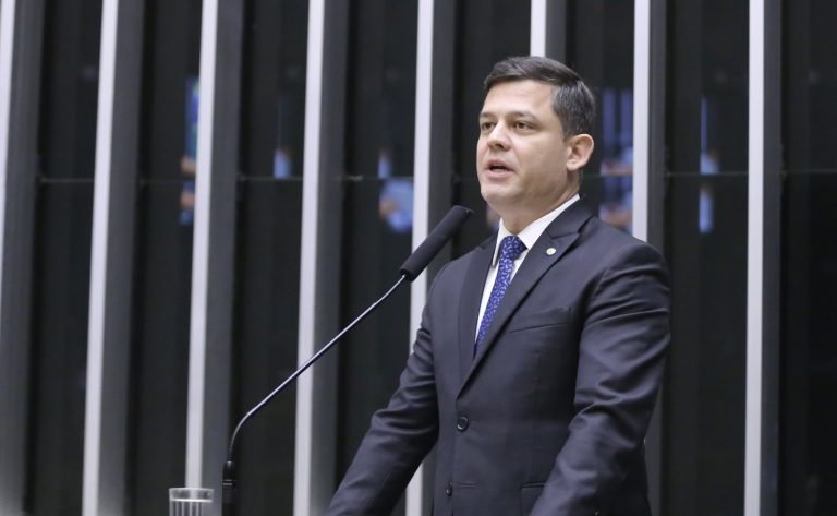 Deputado Tião Medeiros fala ao microfone