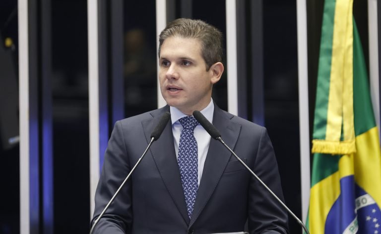 Deputado Hugo Motta fala ao microfone