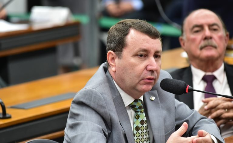 Deputado David Soares fala ao microfone