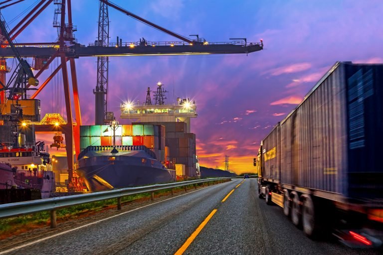 caminhão, transporte de carga, estrada, rodovia, porto, exportação, importação, aduana, pedágio, pesagem de carga