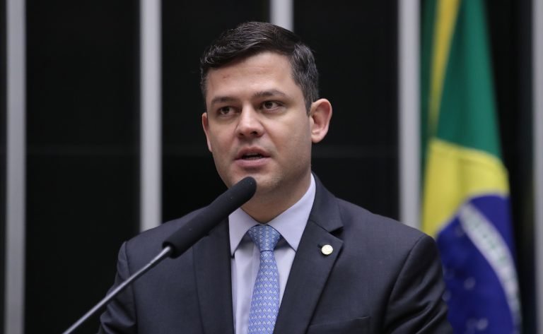 Deputado Tião Medeiros fala ao microfone