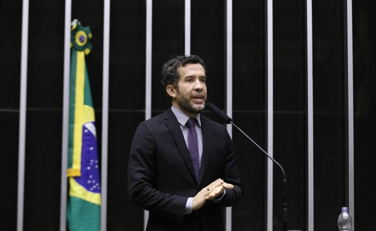 Deputado André Janones fala ao microfone