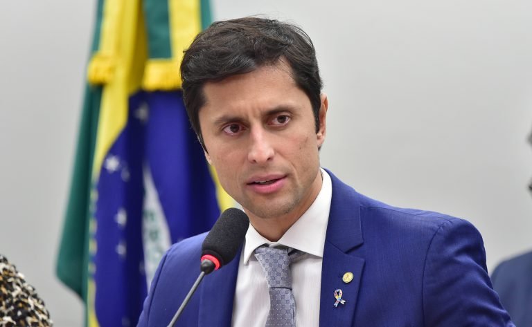 Deputado Duarte Jr. fala ao microfone