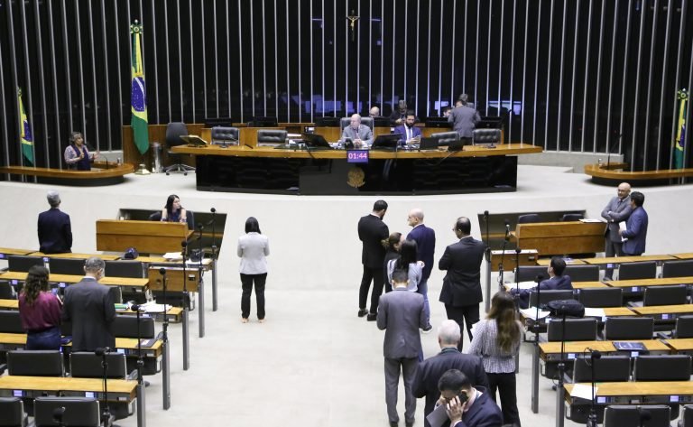 Deputados reunidos no Plenário da Câmara para discussão e votação de propostas