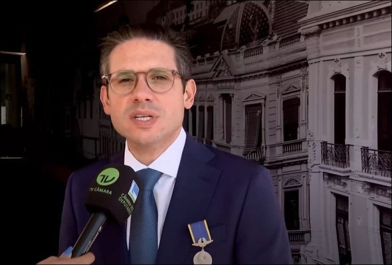 Deputado Hugo Motta fala ao microfone