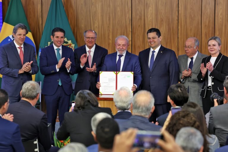 cerimônia de apresentação da MP no Palácio do Planalto