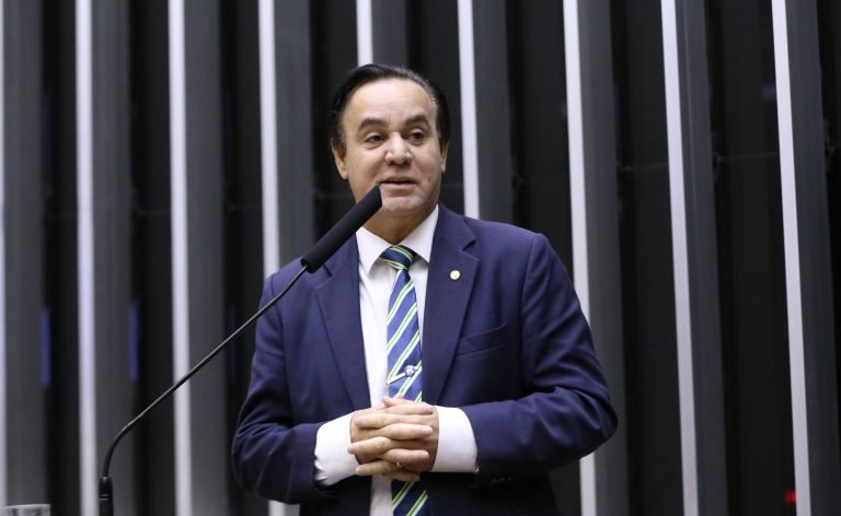 Deputado Adilson Barroso fala ao microfone