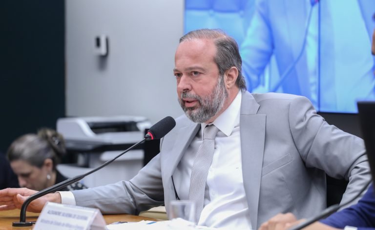 Discutir o conteúdo e os possíveis impactos da Medida Provisória nº 1.300/2025, que propõe alterações estruturais no setor elétrico brasileiro. Ministro de Estado de Minas e Energia, Alexandre Silveira de Oliveira.