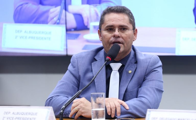 Deputado Albuquerque fala ao microfone