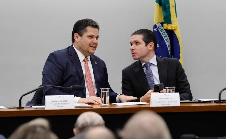 Davi Alcolumbre e Hugo Motta no seminário sobre gastos tributários