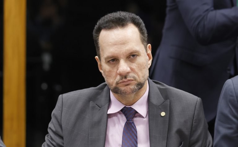 Deputado Josenildo fala ao microfone