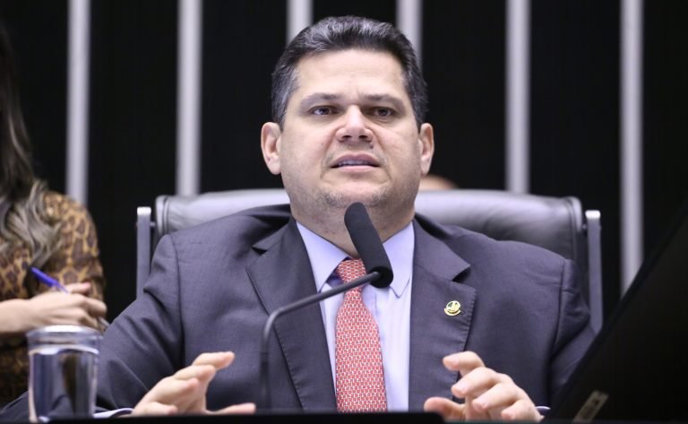 Alcolumbre preside a sessão do Congresso, no Plenário da Câmara