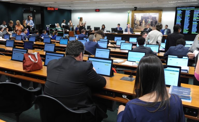 Discussão e votação de propostas legislativas.