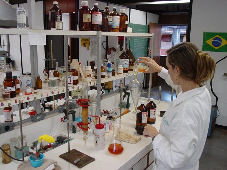 Tecnologia - pesquisa - laboratórios química universidades UnB ciência