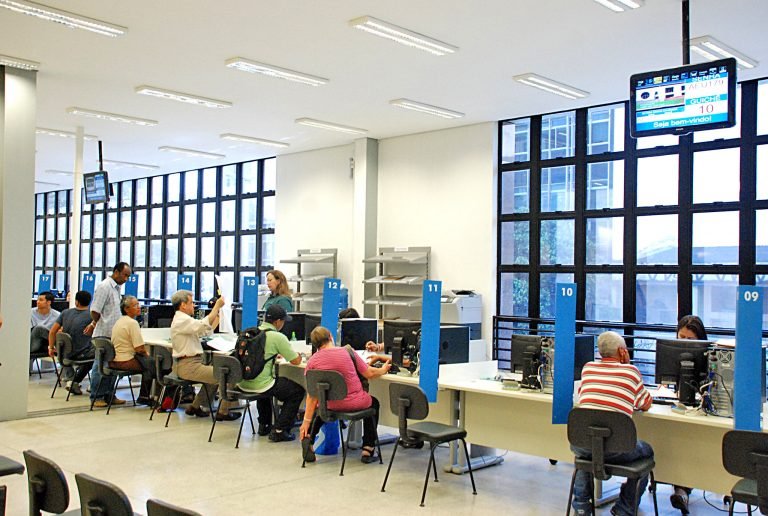 Cidades - serviços públicos - administração pública cidadão contribuinte burocracia guichês atendimento servidores públicos atendimento (BH Resolve, central de serviços ao cidadão de Belo Horizonte)