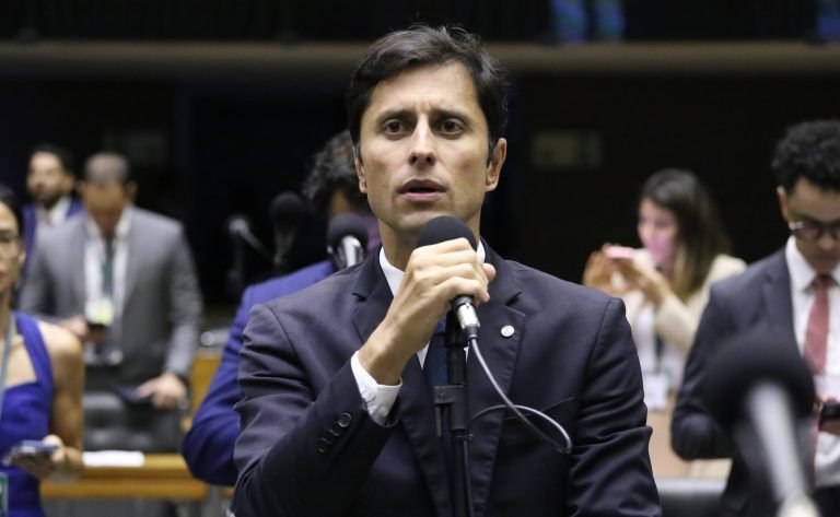 Deputado Duarte Jr. fala ao microfone