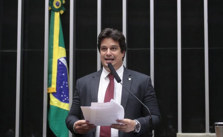 Deputado Lucas Ramos fala ao microfone