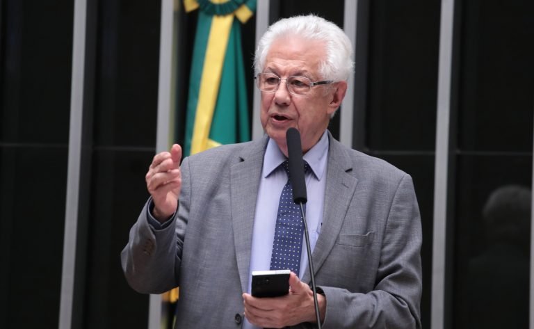 Deputado Arlindo Chinaglia fala ao microfone