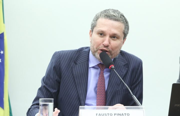 Deputado Fausto Pinato fala ao microfone 