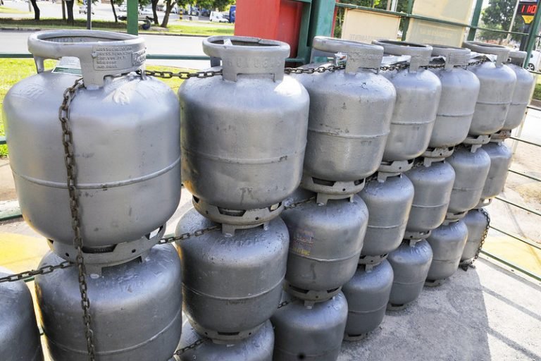 Pilha de botijões de gás de cozinha – Gás Liquefeito de Petróleo (GLP)