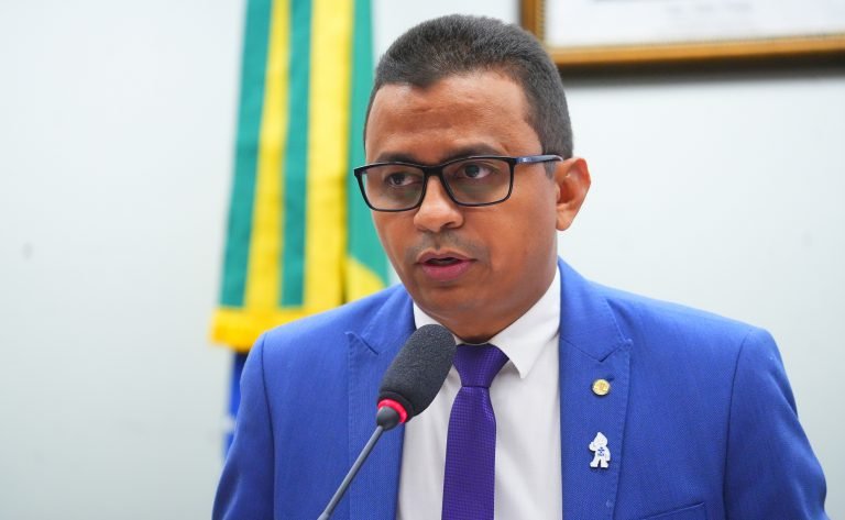 Deputado Dr. Francisco fala ao microfone